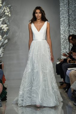 New York, Ny - 11 Nisan: New York Moda Haftası'nda Theia İlkbahar 2020 moda koleksiyonu sırasında bir model podyumda yürüyor: Gelinlik Nisan'da 11, 2019 Nyc.