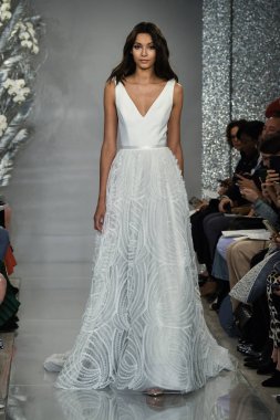 New York, Ny - 11 Nisan: New York Moda Haftası'nda Theia İlkbahar 2020 moda koleksiyonu sırasında bir model podyumda yürüyor: Gelinlik Nisan'da 11, 2019 Nyc.