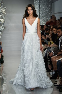 New York, Ny - 11 Nisan: New York Moda Haftası'nda Theia İlkbahar 2020 moda koleksiyonu sırasında bir model podyumda yürüyor: Gelinlik Nisan'da 11, 2019 Nyc.