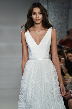 New York, Ny - 11 Nisan: New York Moda Haftası'nda Theia İlkbahar 2020 moda koleksiyonu sırasında bir model podyumda yürüyor: Gelinlik Nisan'da 11, 2019 Nyc.
