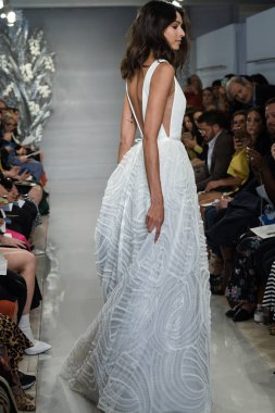 New York, Ny - 11 Nisan: New York Moda Haftası'nda Theia İlkbahar 2020 moda koleksiyonu sırasında bir model podyumda yürüyor: Gelinlik Nisan'da 11, 2019 Nyc.