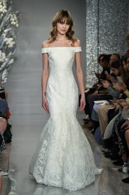New York, Ny - 11 Nisan: New York Moda Haftası'nda Theia İlkbahar 2020 moda koleksiyonu sırasında bir model podyumda yürüyor: Gelinlik Nisan'da 11, 2019 Nyc.