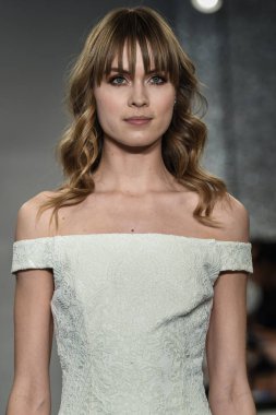 New York, Ny - 11 Nisan: New York Moda Haftası'nda Theia İlkbahar 2020 moda koleksiyonu sırasında bir model podyumda yürüyor: Gelinlik Nisan'da 11, 2019 Nyc.