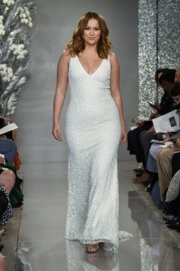 New York, Ny - 11 Nisan: New York Moda Haftası'nda Theia İlkbahar 2020 moda koleksiyonu sırasında bir model podyumda yürüyor: Gelinlik Nisan'da 11, 2019 Nyc.