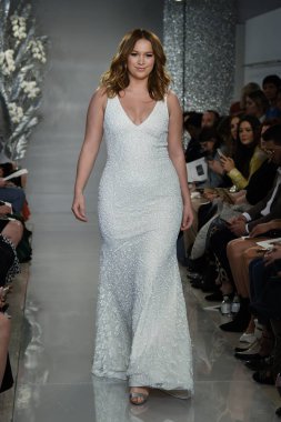 New York, Ny - 11 Nisan: New York Moda Haftası'nda Theia İlkbahar 2020 moda koleksiyonu sırasında bir model podyumda yürüyor: Gelinlik Nisan'da 11, 2019 Nyc.