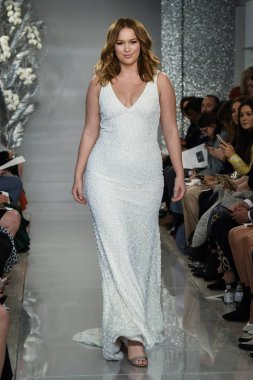 New York, Ny - 11 Nisan: New York Moda Haftası'nda Theia İlkbahar 2020 moda koleksiyonu sırasında bir model podyumda yürüyor: Gelinlik Nisan'da 11, 2019 Nyc.