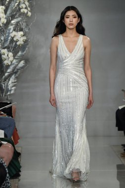 New York, Ny - 11 Nisan: New York Moda Haftası'nda Theia İlkbahar 2020 moda koleksiyonu sırasında bir model podyumda yürüyor: Gelinlik Nisan'da 11, 2019 Nyc.