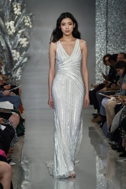 New York, Ny - 11 Nisan: New York Moda Haftası'nda Theia İlkbahar 2020 moda koleksiyonu sırasında bir model podyumda yürüyor: Gelinlik Nisan'da 11, 2019 Nyc.