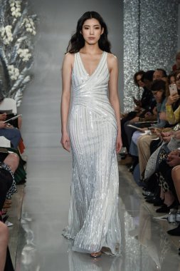 New York, Ny - 11 Nisan: New York Moda Haftası'nda Theia İlkbahar 2020 moda koleksiyonu sırasında bir model podyumda yürüyor: Gelinlik Nisan'da 11, 2019 Nyc.