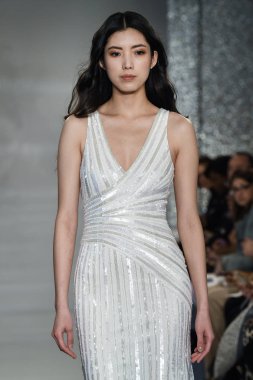 New York, Ny - 11 Nisan: New York Moda Haftası'nda Theia İlkbahar 2020 moda koleksiyonu sırasında bir model podyumda yürüyor: Gelinlik Nisan'da 11, 2019 Nyc.