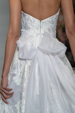 New York, Ny - 11 Nisan: New York Moda Haftası'nda Theia İlkbahar 2020 moda koleksiyonu sırasında bir model podyumda yürüyor: Gelinlik Nisan'da 11, 2019 Nyc.