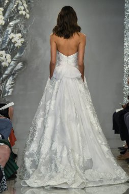 New York, Ny - 11 Nisan: New York Moda Haftası'nda Theia İlkbahar 2020 moda koleksiyonu sırasında bir model podyumda yürüyor: Gelinlik Nisan'da 11, 2019 Nyc.