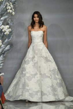 New York, Ny - 11 Nisan: New York Moda Haftası'nda Theia İlkbahar 2020 moda koleksiyonu sırasında bir model podyumda yürüyor: Gelinlik Nisan'da 11, 2019 Nyc.