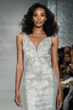 New York, Ny - 11 Nisan: New York Moda Haftası'nda Theia İlkbahar 2020 moda koleksiyonu sırasında bir model podyumda yürüyor: Gelinlik Nisan'da 11, 2019 Nyc.