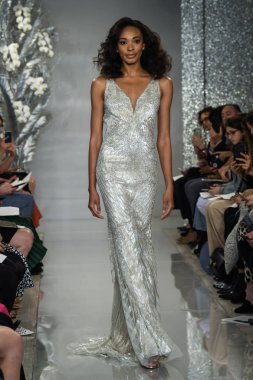 New York, Ny - 11 Nisan: New York Moda Haftası'nda Theia İlkbahar 2020 moda koleksiyonu sırasında bir model podyumda yürüyor: Gelinlik Nisan'da 11, 2019 Nyc.