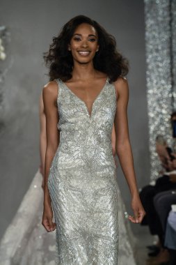 New York, Ny - 11 Nisan: New York Moda Haftası'nda Theia İlkbahar 2020 moda koleksiyonu sırasında bir model podyumda yürüyor: Gelinlik Nisan'da 11, 2019 Nyc.