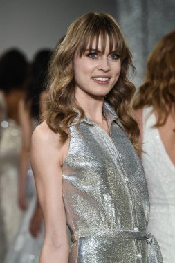 New York, Ny - 11 Nisan: New York Moda Haftası'nda Theia İlkbahar 2020 moda koleksiyonu sırasında bir model podyumda yürüyor: Gelinlik Nisan'da 11, 2019 Nyc.