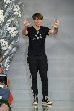 New York, Ny - 11 Nisan: Kreatif Direktör Don Oneill, 11 Nisan 2019'da Nyc'de Düzenlenen Theia İlkbahar 2020 moda koleksiyonunda podyumda konuşma yapıyor.. 