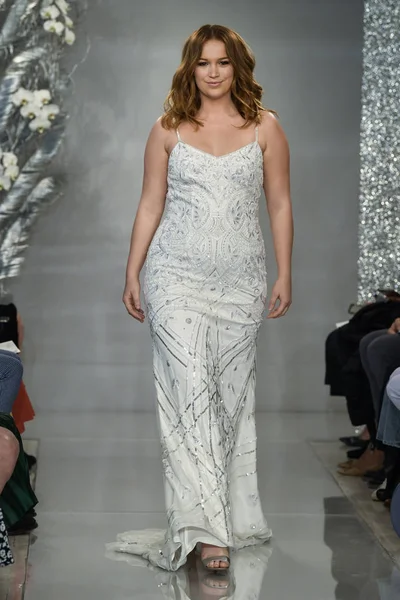 New York, Ny - 11 Nisan: New York Moda Haftası'nda Theia İlkbahar 2020 moda koleksiyonu sırasında bir model podyumda yürüyor: Gelinlik Nisan'da 11, 2019 Nyc.