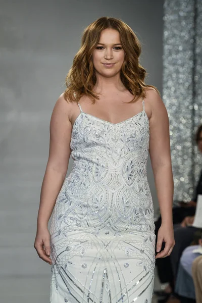 New York, Ny - 11 Nisan: New York Moda Haftası'nda Theia İlkbahar 2020 moda koleksiyonu sırasında bir model podyumda yürüyor: Gelinlik Nisan'da 11, 2019 Nyc.