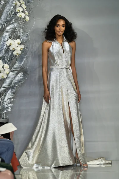 ニューヨーク ニューヨーク 4月11日 モデルはニューヨークファッションウィークで2020年のTheia Springファッションコレクションの間に滑走路を歩く 2019年4月11日にニューヨークでブライダル — ストック写真