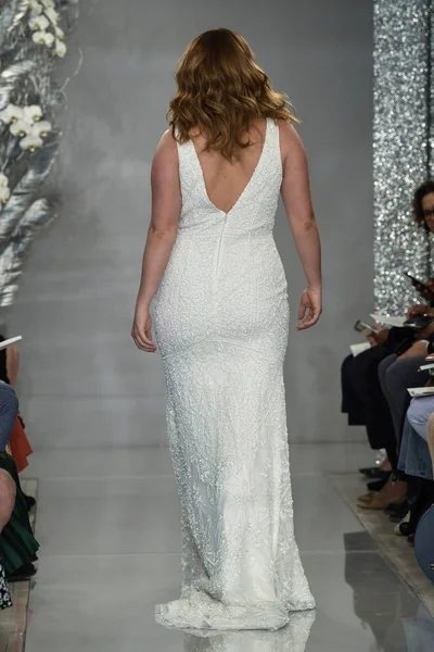 New York, Ny - 11 Nisan: New York Moda Haftası'nda Theia İlkbahar 2020 moda koleksiyonu sırasında bir model podyumda yürüyor: Gelinlik Nisan'da 11, 2019 Nyc.