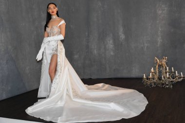 New York, Ny - 14 Nisan: Galia Lahav Bahar sırasında poz bir model 2020 New York Moda Haftası'nda gelinlik moda sunumu: Gelinlik Nisan'da 14, 2019 Nyc.
