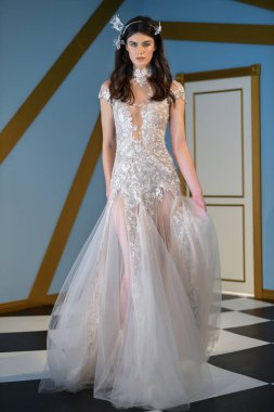 New York, Ny - 14 Nisan: Galia Lahav Bahar sırasında poz bir model 2020 New York Moda Haftası'nda gelinlik moda sunumu: Gelinlik Nisan'da 14, 2019 Nyc.