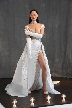 New York, Ny - 14 Nisan: Galia Lahav Bahar sırasında poz bir model 2020 New York Moda Haftası'nda gelinlik moda sunumu: Gelinlik Nisan'da 14, 2019 Nyc.