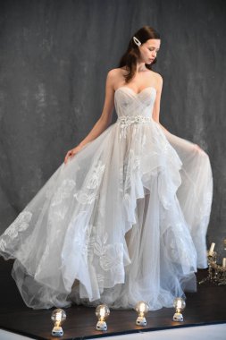New York, Ny - 14 Nisan: Galia Lahav Bahar sırasında poz bir model 2020 New York Moda Haftası'nda gelinlik moda sunumu: Gelinlik Nisan'da 14, 2019 Nyc.