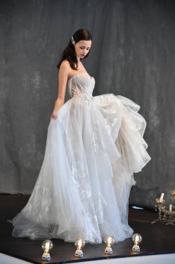 New York, Ny - 14 Nisan: Galia Lahav Bahar sırasında poz bir model 2020 New York Moda Haftası'nda gelinlik moda sunumu: Gelinlik Nisan'da 14, 2019 Nyc.
