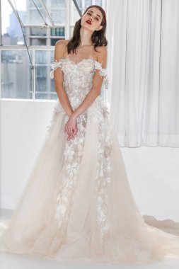 New York, Ny - 14 Nisan: Galia Lahav Bahar sırasında poz bir model 2020 New York Moda Haftası'nda gelinlik moda sunumu: Gelinlik Nisan'da 14, 2019 Nyc.