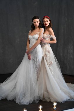 New York, Ny - 14 Nisan: New York Moda Haftası'nda Galia Lahav Bahar 2020 gelinlik moda sunumu sırasında poz modelleri: Gelinlik Nisan'da 14, 2019 Nyc.