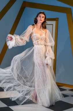 New York, Ny - 14 Nisan: Galia Lahav Bahar sırasında poz bir model 2020 New York Moda Haftası'nda gelinlik moda sunumu: Gelinlik Nisan'da 14, 2019 Nyc.