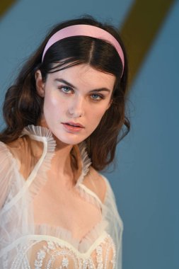 New York, Ny - 14 Nisan: Galia Lahav Bahar sırasında poz bir model 2020 New York Moda Haftası'nda gelinlik moda sunumu: Gelinlik Nisan'da 14, 2019 Nyc.