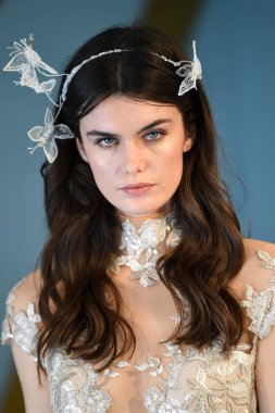 New York, Ny - 14 Nisan: Galia Lahav Bahar sırasında poz bir model 2020 New York Moda Haftası'nda gelinlik moda sunumu: Gelinlik Nisan'da 14, 2019 Nyc.