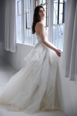 New York, Ny - 14 Nisan: Galia Lahav Bahar sırasında poz bir model 2020 New York Moda Haftası'nda gelinlik moda sunumu: Gelinlik Nisan'da 14, 2019 Nyc.