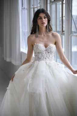 New York, Ny - 14 Nisan: Galia Lahav Bahar sırasında poz bir model 2020 New York Moda Haftası'nda gelinlik moda sunumu: Gelinlik Nisan'da 14, 2019 Nyc.