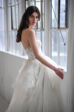 New York, Ny - 14 Nisan: Galia Lahav Bahar sırasında poz bir model 2020 New York Moda Haftası'nda gelinlik moda sunumu: Gelinlik Nisan'da 14, 2019 Nyc.