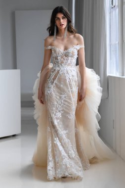 New York, Ny - 14 Nisan: Galia Lahav Bahar sırasında poz bir model 2020 New York Moda Haftası'nda gelinlik moda sunumu: Gelinlik Nisan'da 14, 2019 Nyc.
