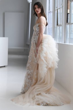 New York, Ny - 14 Nisan: Galia Lahav Bahar sırasında poz bir model 2020 New York Moda Haftası'nda gelinlik moda sunumu: Gelinlik Nisan'da 14, 2019 Nyc.