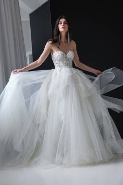 New York, Ny - 14 Nisan: Galia Lahav Bahar sırasında poz bir model 2020 New York Moda Haftası'nda gelinlik moda sunumu: Gelinlik Nisan'da 14, 2019 Nyc.