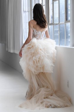 New York, Ny - 14 Nisan: Galia Lahav Bahar sırasında poz bir model 2020 New York Moda Haftası'nda gelinlik moda sunumu: Gelinlik Nisan'da 14, 2019 Nyc.