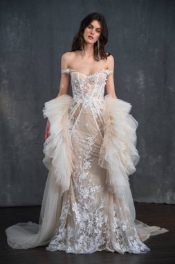 New York, Ny - 14 Nisan: Galia Lahav Bahar sırasında poz bir model 2020 New York Moda Haftası'nda gelinlik moda sunumu: Gelinlik Nisan'da 14, 2019 Nyc.