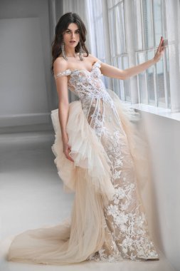 New York, Ny - 14 Nisan: Galia Lahav Bahar sırasında poz bir model 2020 New York Moda Haftası'nda gelinlik moda sunumu: Gelinlik Nisan'da 14, 2019 Nyc.