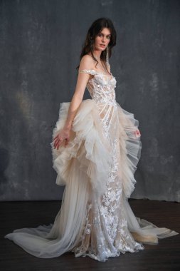New York, Ny - 14 Nisan: Galia Lahav Bahar sırasında poz bir model 2020 New York Moda Haftası'nda gelinlik moda sunumu: Gelinlik Nisan'da 14, 2019 Nyc.
