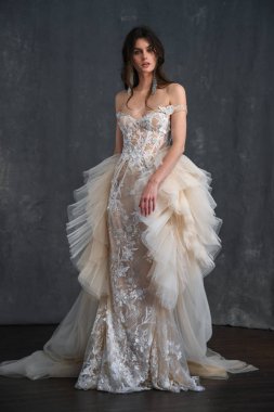 New York, Ny - 14 Nisan: Galia Lahav Bahar sırasında poz bir model 2020 New York Moda Haftası'nda gelinlik moda sunumu: Gelinlik Nisan'da 14, 2019 Nyc.