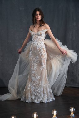 New York, Ny - 14 Nisan: Galia Lahav Bahar sırasında poz bir model 2020 New York Moda Haftası'nda gelinlik moda sunumu: Gelinlik Nisan'da 14, 2019 Nyc.