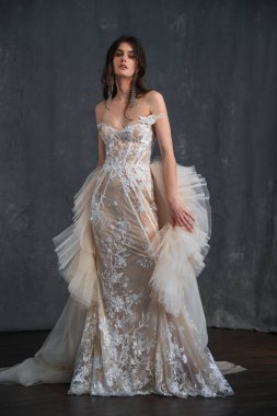New York, Ny - 14 Nisan: Galia Lahav Bahar sırasında poz bir model 2020 New York Moda Haftası'nda gelinlik moda sunumu: Gelinlik Nisan'da 14, 2019 Nyc.