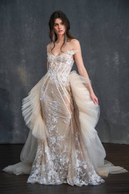 New York, Ny - 14 Nisan: Galia Lahav Bahar sırasında poz bir model 2020 New York Moda Haftası'nda gelinlik moda sunumu: Gelinlik Nisan'da 14, 2019 Nyc.